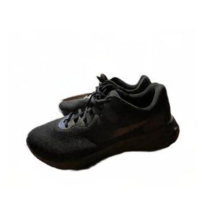 Nike!!  Size 8 !! Good condition. My kiddo is growing fast! Get them!!